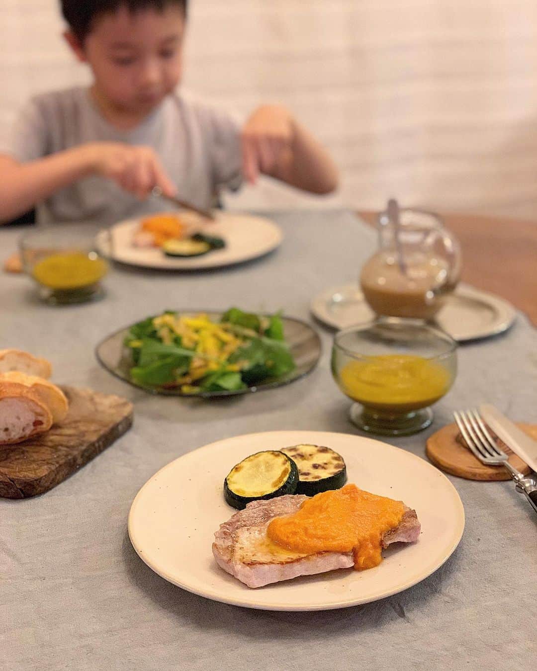 のインスタグラム：「朝、「今夜はボクが夜ごはん作るよ👦🏻」と😳😳 ・ できそうなメニューを考えて、買い物に一緒に行って材料を自分で選んで、材料切りは頼まれたけど😜盛り付けも全部自分で💪 ・ メニューは、 #ポークステーキ の#トマトソース がけ🍴に付け合わせの焼きズッキーニ🥒、#かぼちゃとにんじんのポタージュ 🥄 ・ 作り慣れたトマトソース🍅にかぼちゃポタージュ🎃 ・ いつもながら塩控えめ。 丁寧で温かな美味しさでした❤️ ・ ありがとう😂ご馳走さまでした🙏✨ ・ ・ あ、本当は2,500円払わなきゃだったのかな、、😜 ・ ・ #息子の料理 #休日ごはん #粮理家 #ウェルネスフードスタイリスト #松見早枝子 #dinnermadebyson #weekenddinner #wellnessfoodstylist #saekomatsumi」