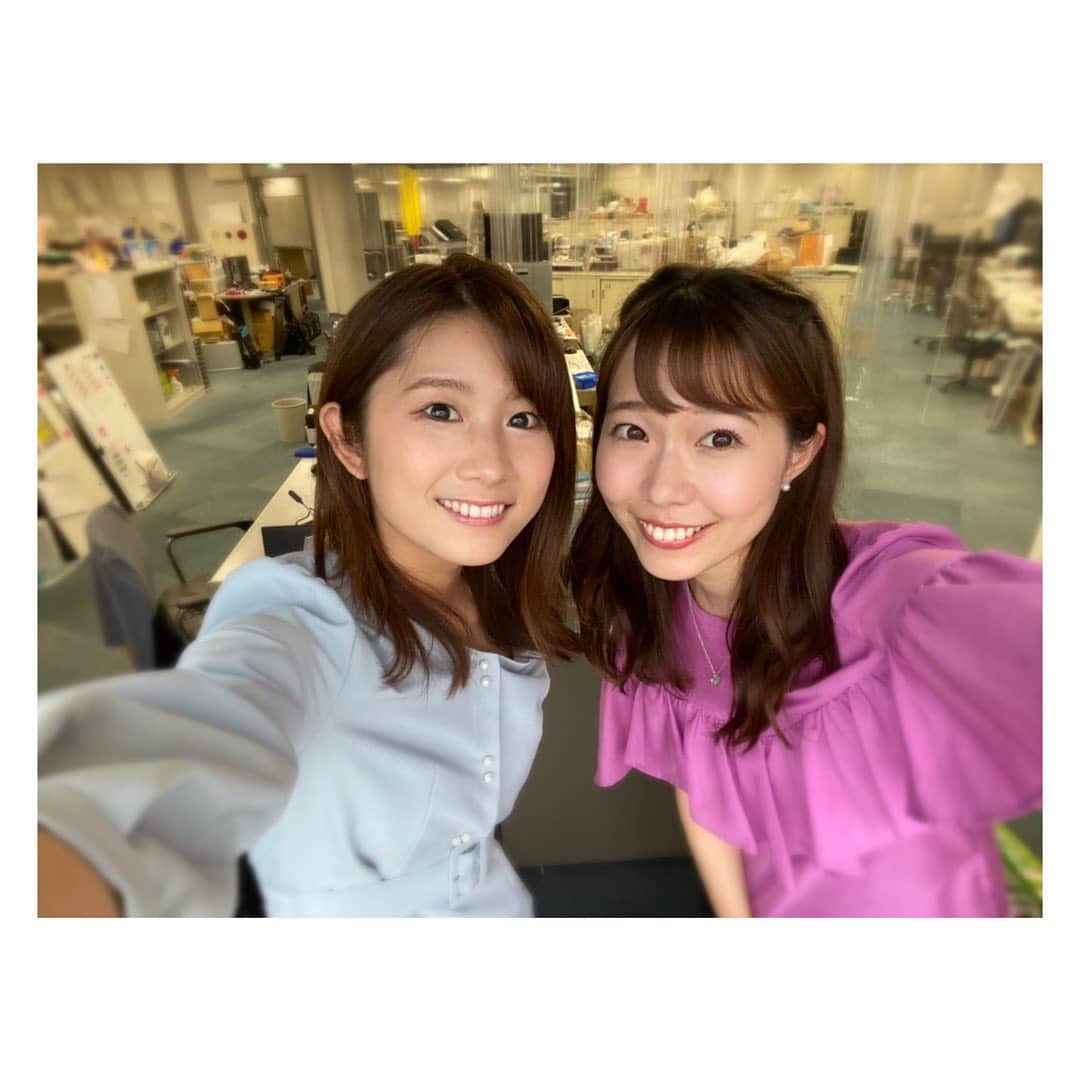 尾島早都樹のインスタグラム：「きょうは日曜アナ勤務だったので 4月に入社した小西アナの研修🌷 . 慣れない仕事や環境のなかでも 笑顔で頑張っている姿見ると 私も頑張らなくては！といつも刺激を受けます☺️  仕事終わりに１枚📷❣️ (背景が雑然としているのはご了承ください) . . ネットークもやっと更新しました〜！笑 よかったら見てください🐵💚 . . #チューリップテレビ #アナウンサー #女子アナ #1年目 #3年目 #ネットーク #見てね❤︎」
