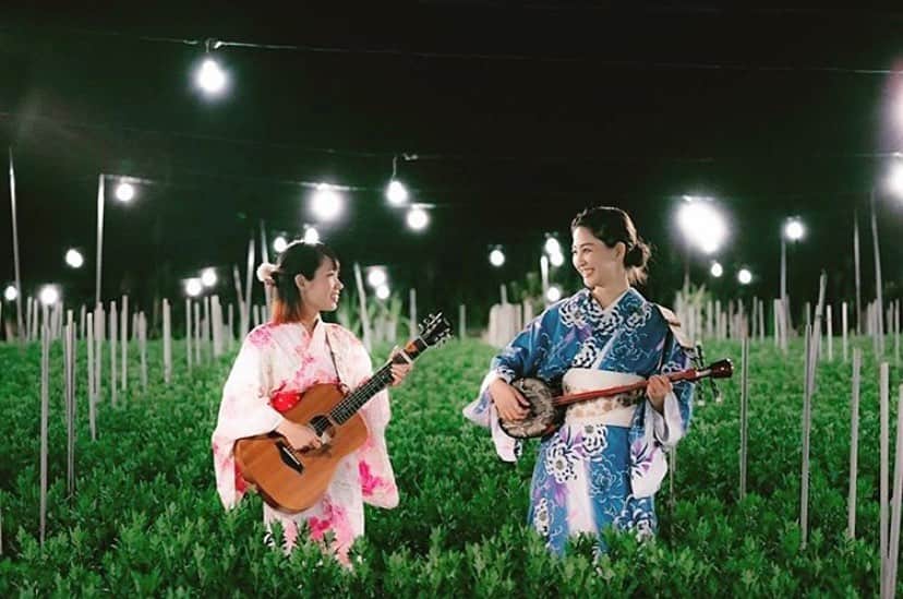 なみなみのインスタグラム：「♪ 【ライブ情報】 みなさまお待たせいたしました！ 神戸でのライブが決定いたしました☺️ 3月からずっと延期されていた神戸です！決まってうれしいなぁ😊 是非会場でお待ちしてます！ . ８月９日(日)いーどぅしライブ 場所:モズライトカフェ 住所:〒650-0044 兵庫県神戸市中央区東川崎町１丁目５−７ 昼の部:１４時３０分開場 　　　  １５時開演 　　　４０名様限定 　　　３５００円(ドリンク代別)  夜の部:１８時開場 　　　  １８時３０分開演 　　　４０名様限定　 　　　３５００円(ドリンク代別) 【申し込み】078-382-3838 . . #いーどぅし」