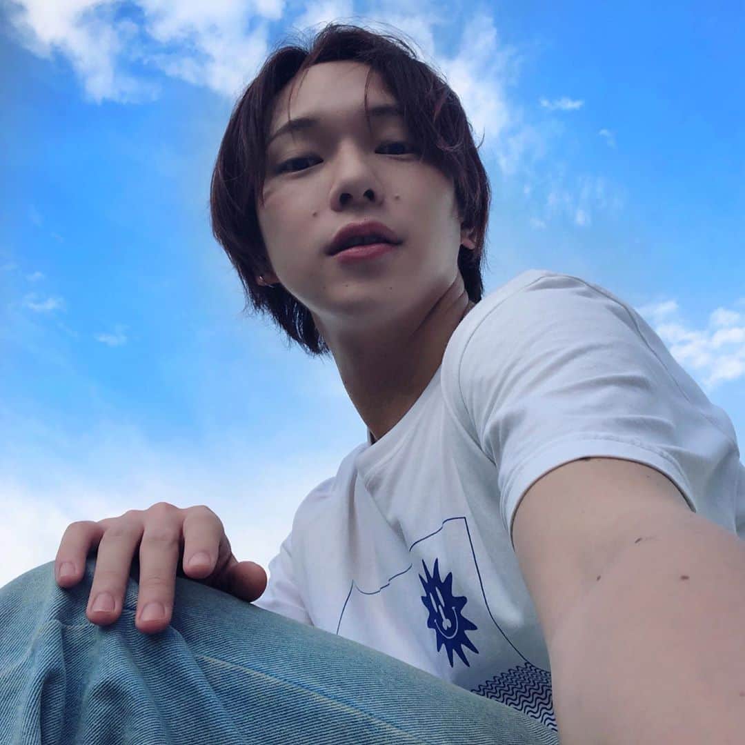 のインスタグラム：「こんばんは🧸﻿ ﻿ 今日は撮影day📸　自分がやっている事に常に協力してくれている、大好きなえりかさん( @eriparaq )と一緒に😊﻿ ﻿ 撮影終わりに自分達はまだまだやれるんだと足踏み👣﻿ ﻿ これからも全力大好きで前を向いて頑張りたい🔥﻿  一人で休憩してた時の空の綺麗さに微笑ましさを覚えた自分のキメ感満載を添えて。 ﻿ 今日もいい夜を🌉(雨が晴れた空がきれいすぎ)﻿ ﻿」