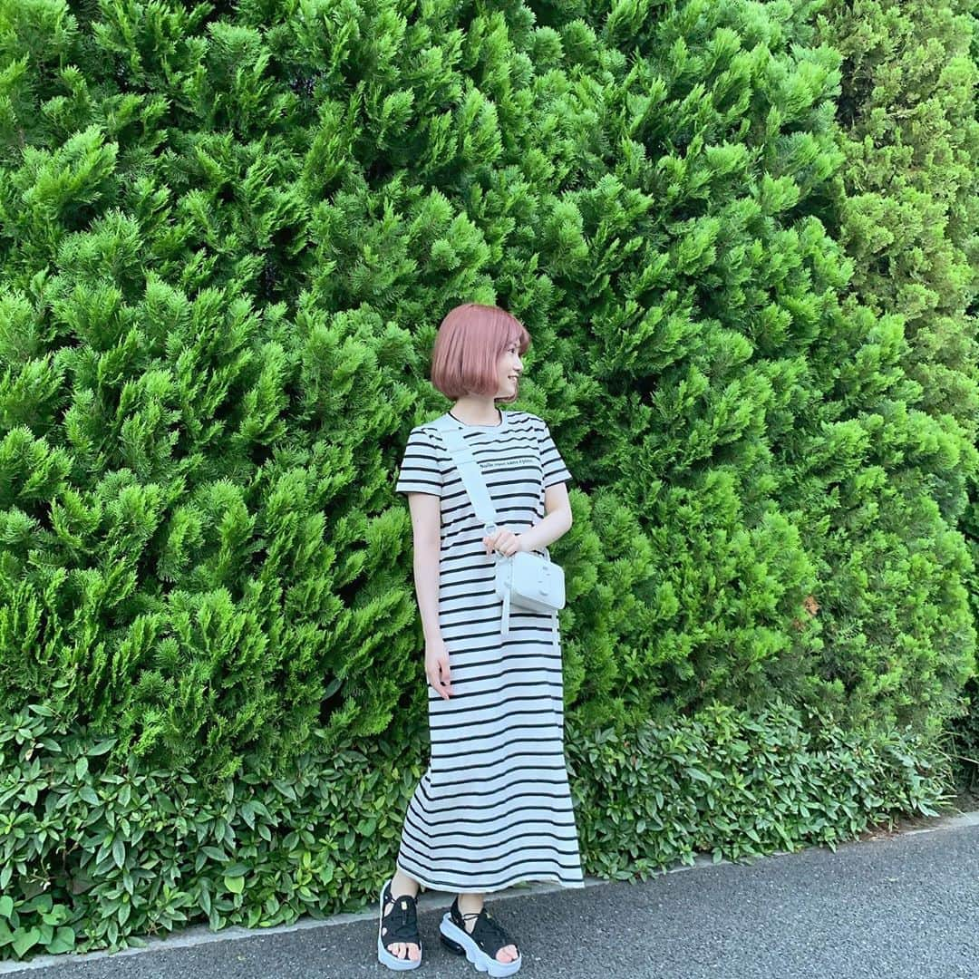 朝長美桜さんのインスタグラム写真 - (朝長美桜Instagram)「ラフな日のコーデ👗﻿ 最近大好きなボーダー❤︎﻿ ボーダーのお洋服を見るとついつい目が惹かれます👀💕﻿ ﻿ 今回は、ワンピースです🥰🥰﻿ めちゃめちゃ楽ちんなの〜！﻿ そして可愛いからよく着ています。﻿ ﻿ ちょっと、コンビニまで！とか﻿ ちょっと、その辺まで！とか﻿ お散歩！とか﻿ サラッと着ることができて可愛いので嬉しいです🌼﻿ ﻿ ﻿ #epine#エピヌ#ワンピース#ボーダー#ナイキ#nike#nikecoco#ナイキココ#サンダル#miocode」7月5日 21時25分 - miochan_0517