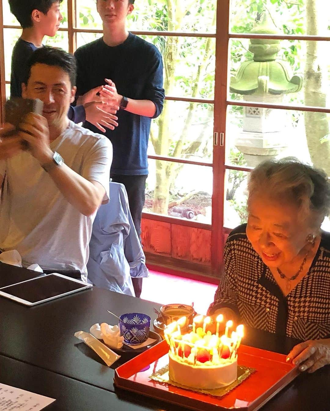 桐島かれんさんのインスタグラム写真 - (桐島かれんInstagram)「明日は、母、83歳のお誕生日。 家族でお祝いしました。  #桐島洋子 #日陰茶屋」7月5日 21時25分 - houseoflotuskaren