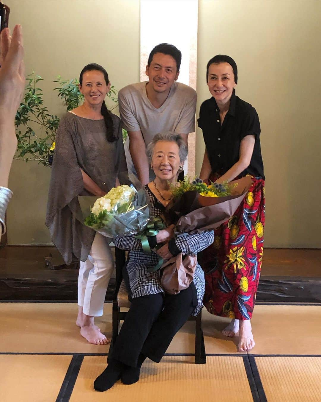 桐島かれんさんのインスタグラム写真 - (桐島かれんInstagram)「明日は、母、83歳のお誕生日。 家族でお祝いしました。  #桐島洋子 #日陰茶屋」7月5日 21時25分 - houseoflotuskaren