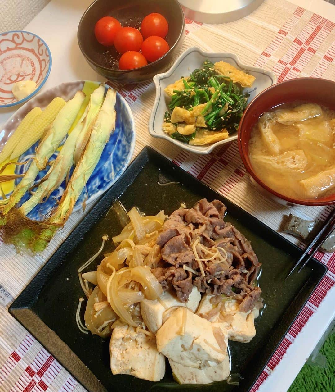 一双麻希 さんのインスタグラム写真 - (一双麻希 Instagram)「キャンプcooking動画をupしようと思っていて、 週末ずーっと編集していたのですが、本当に大変、、！😅 でも少しずつ形になってくると嬉しいものです✨ 近日あげられそうなので是非見てください😆 ＊ 最近のご飯🍚 和食な日 ・肉豆腐 ・ほうれん草とお揚げのお浸し ・ヤングコーンを皮ごとロースト！ ヤングコーンはそのまま食べられるシーズンが僅かなので、見つけるとつい買っちゃいます☻ ＊ たまにはお魚も ・真鯛の青のりパン粉焼き すじ青のりの磯の香りと、真鯛がマッチするかなと作ってみました😋 ・キャベツのコンソメスープ 品数少ない日もあります😂 ＊ #選挙も行きました #自炊記録 #おうちご飯 #おうちごはん #和食メニュー #和食ごはん #和食献立 #旬の食材 #魚料理 #料理好き #今日の献立 #japanesefood #cookingtime #homecooking」7月5日 21時26分 - isso_maki315