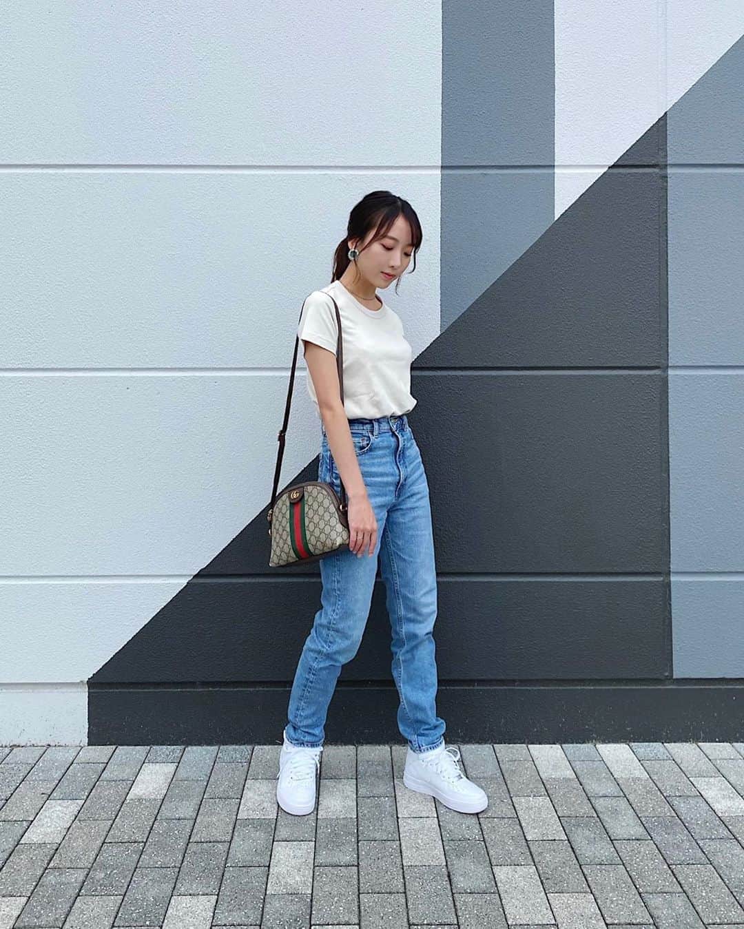 大野真昂のインスタグラム：「☺︎ ・ UNIQLOのクルーネックT ・ しっかりした生地感で さらさらな着心地が最高！🙆🏼‍♀️ 1000円でプチプラだし ホワイトとナチュラルの ２色買いした〜🙃 ・ デニムはmoussyが好き👖 サイズ豊富で形可愛いよね。 ・ 服がシンプルな時は 大きめのピアス付けたりします☁️ ・ #UNIQLO #ユニクロ #クルーネックt #moussy #マウジー #デニム #nike #ナイキ #ナイキスニーカー #スニーカーコーデ #airforce1 #エアフォース1 #カジュアルコーデ #シンプルコーデ」