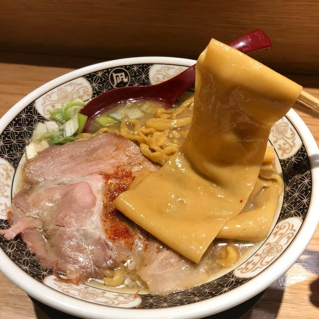 りょうくんグルメさんのインスタグラム写真 - (りょうくんグルメInstagram)「【池袋　ラーメン凪】 話題の煮干しラーメン専門店🍜 ㅤㅤㅤㅤㅤㅤㅤㅤㅤㅤㅤㅤㅤ 🏠#池袋　#ラーメン凪 🚶‍♂️池袋駅西口徒歩4分 📖ラーメン(¥900) ㅤㅤㅤㅤㅤㅤㅤㅤㅤㅤㅤㅤㅤ 日本一煮干しを追求した、にぼいラーメンで話題の凪！ ㅤㅤㅤㅤㅤㅤㅤㅤㅤㅤㅤㅤㅤ ここは麺がちぢれ麺の上に平べったい幅広の麺の2種類が入ってる！！！ ㅤㅤㅤㅤㅤㅤㅤㅤㅤㅤㅤㅤㅤ ちぢれ麺もぷりっぷりだし、唇につるんとはいってくる幅広麺が最高！ ㅤㅤㅤㅤㅤㅤㅤㅤㅤㅤㅤㅤㅤ 想像してたよりは煮干しの味強くなくて食べやすかった！ ちょい辛み乗ってる。  ㅤㅤㅤㅤㅤㅤㅤㅤㅤㅤㅤㅤㅤ  ここ麺がまじうまい 満足度高かった煮干し嫌いじゃないなら試してみ て欲しい！ ㅤㅤㅤㅤㅤㅤㅤㅤㅤㅤㅤㅤㅤ 麺は普通〜大盛りまで選べる 硬さも変更可能。オレは両方普通にした！  池袋は西口の飲み屋街にあって朝までやってる。 凪の中では新しくオープンしたとこで店内綺麗。 お店の人は二人とも女性で、お客さんは男女半々だった！ ㅤㅤㅤㅤㅤㅤㅤㅤㅤㅤㅤㅤㅤ カウンター席プラスお二人さま席が二つ。 ただここのお店なぜかトイレがない笑 ㅤㅤㅤㅤㅤㅤㅤㅤㅤㅤㅤㅤ 店舗は渋谷や下北沢にもあるから幅広麺食べたくなったら行ってみて！ ㅤㅤㅤㅤㅤㅤㅤㅤㅤㅤㅤㅤㅤ にぼいわ〜  ㅤㅤㅤㅤㅤㅤㅤㅤㅤㅤㅤㅤㅤ  すごい煮干ラーメン凪 池袋西口店  営業時間  10:00～翌6:00  東京都豊島区西池袋1-39-1 宮田ビル 1F」7月5日 21時29分 - uryo1113