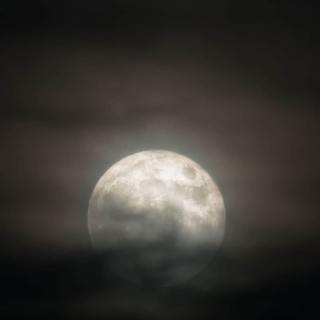 KAGAYAさんのインスタグラム写真 - (KAGAYAInstagram)「十五夜満月。 雲間に一瞬見えたやさしい輝き。 （先ほど東京にて撮影） 今日もお疲れさまでした。 #moon」7月5日 21時39分 - kagaya11949