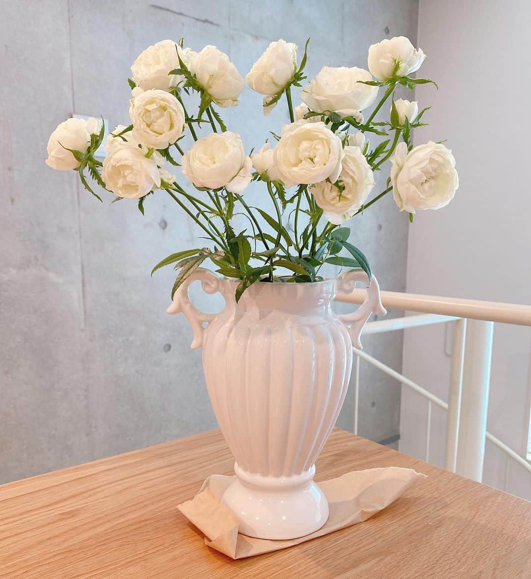 Sachiさんのインスタグラム写真 - (SachiInstagram)「大好きなお客様に BDに頂いたお花はまだ元気です。 愛が溢れている。 . いつも愛しいかとうちゃま ありがとうございます😙 SHIMAに来る前に選んでいた姿を想像したら本当に愛しい。 sachiは感動したょ。  BiG LoVE . #flowers #white#loveandpeace  #sachiのflowermarket」7月5日 21時33分 - sattyyyyy