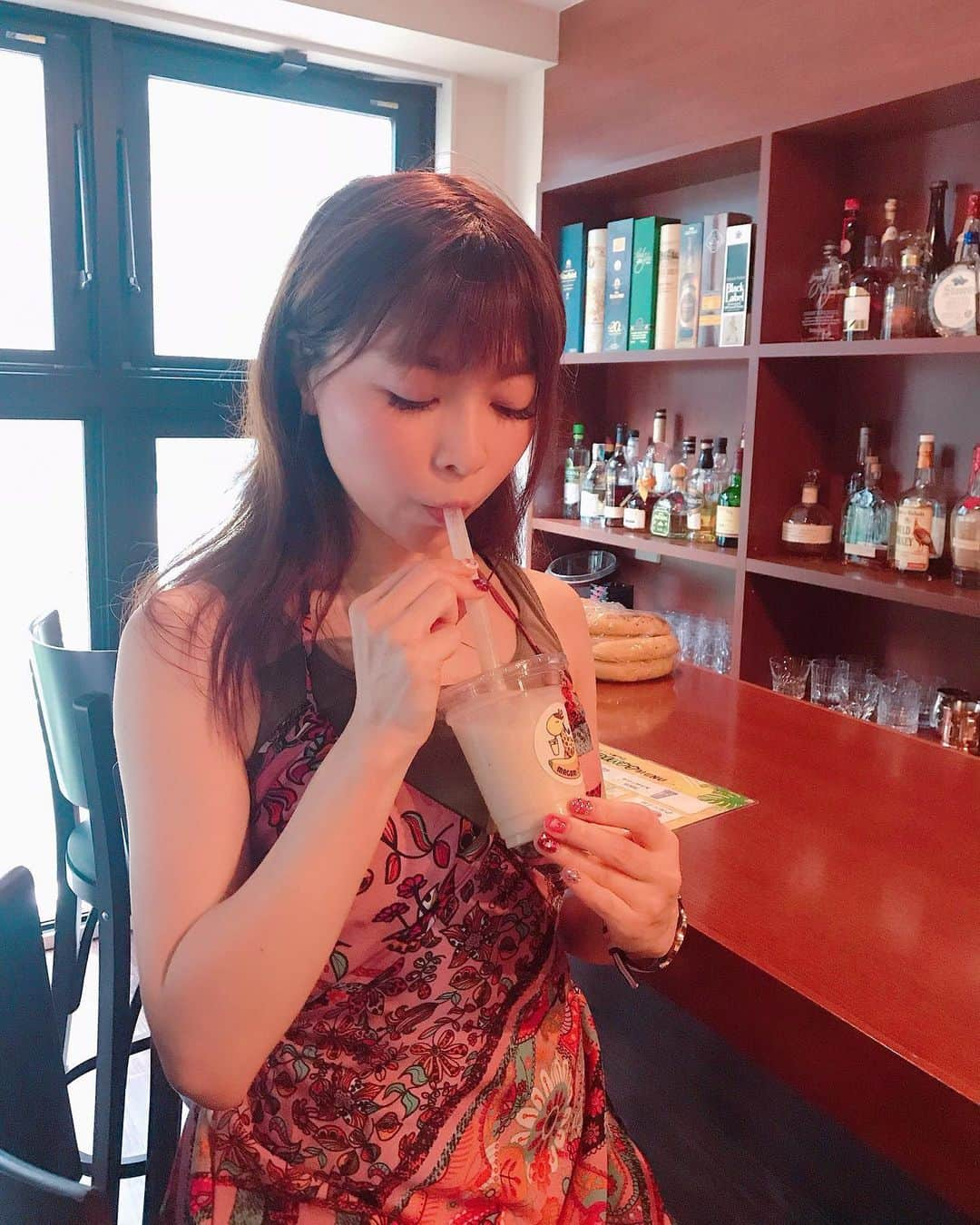 DJ MIYAさんのインスタグラム写真 - (DJ MIYAInstagram)「こんばんにゃーん❤️みんな、バナナ好き🍌？？❤️7月1日、西新宿にバナナジュース専門店　「まがりDEバナナ」gland opening!!❤️ @rin.banana.juice   早速バナナ大好きだから、Banana juice飲んできました～～ぁ＾０＾☆彡❤️ わあ～い♪BARでバナナジュース🍌作ってくれたよぉ💗  「追いバナ」は、甘みがあって砂糖とか入れてなくて天然の味だから、めっちゃ美味しーい！！❤️ 牛乳も、🥛コクがあってまろやかぁぁ♪(^ ^)  美容にも身体にもいいねぇ💗  一押しメニュー「恋バナナ」も超おすすめだよぉぉぉ～～☆彡  行ってみてね☆彡 ごちそうさまでしたぁぁ＾０＾  Support By woomyウーミーPR  #バナナジュース　#PR #カフェ #カフェ好き　#新宿カフェ #新宿駅　#西新宿 #まがりDEバナナ #バナナ好き　#フルーツ好き　#美と健康　#フィットネス女子#旅インスタグラマー　#フィットネス　#トレーニング　#インスタグラマー　#インフルエンサー#グルメ好き #グルメ女子　#今日のコーデ　#今日のファッション　#コーディネート#飲み物　#新宿　#ファッションブロガー　#ブロガー　#旅ブロガー　#ファッション好き　#ファッションコーデ　#ビューティー」7月5日 21時34分 - dj_miya