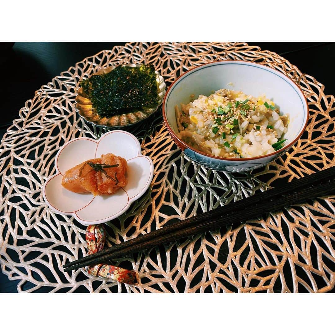 結城モエさんのインスタグラム写真 - (結城モエInstagram)「博多の明太子を頂いたので、 きのこ雑炊を作って一緒にいただきました。 もう一枚は、静岡のクラウンメロン🍈 美味しいものたち。幸せ☺︎  .  #有田焼 #そうた窯  #クラウンメロン #明太子 #博多」7月5日 21時43分 - moe_yuki_