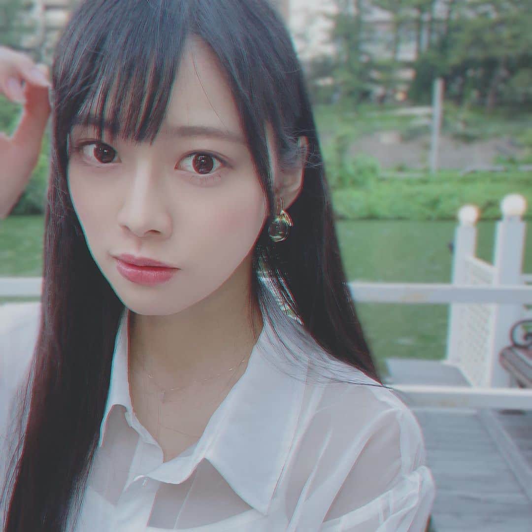 藤田いろはのインスタグラム：「今日はめちゃくちゃ風強かったねー！﻿ 鯉とか亀とかいたからひたすら癒されてた🐢﻿ 突発でフィルムカメラで写真も撮ったから、データ取り出すのも楽しみ☺️﻿ ﻿ ‪#藤田いろは#グラビア#gravure #japanesegirl #レースクイーン#tokyo  #aziangirl  #ビジョビ  #뷰티스타그램 #셀카  #cosplay #黒髪ロング#팔로우#소통해요#셀스타그램#モデル #model #그라비아 #모델 #日本的 #性感內衣 #sexy  #性感美女 #性感尤物 #カフェ巡り #カナルカフェ #canalcafe #liquem #リキュエム #フィルムカメラ」