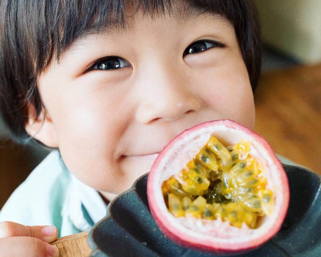 セソコマサユキのインスタグラム：「パッションフルーツの季節ですよねぇ。こちらはいただき物。我が家のも実がなるといいなぁ。  さて、明日20時はアイデアにんべんさんがゲストの「ローカルエディターのしごと」ですよ。黒川夫妻とじっくり話ができるのは久しぶり。おもしろい話が聞けそうな気がするので、「編集」やら「地方」やら興味のある方はぜひに。  お申し込みは手紙社Good Meetingのwebサイトから。  #沖縄 #移住 #アイデアにんべん #ローカルエディターのしごと #セソコマサユキ #手紙社 #goodmeeting」
