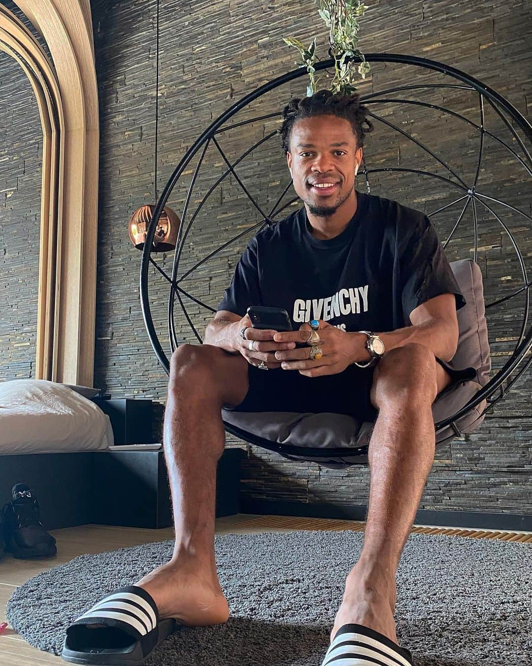 ロイク・レミーさんのインスタグラム写真 - (ロイク・レミーInstagram)「🔋💆🏾‍♂️」7月5日 21時47分 - loicremy.972