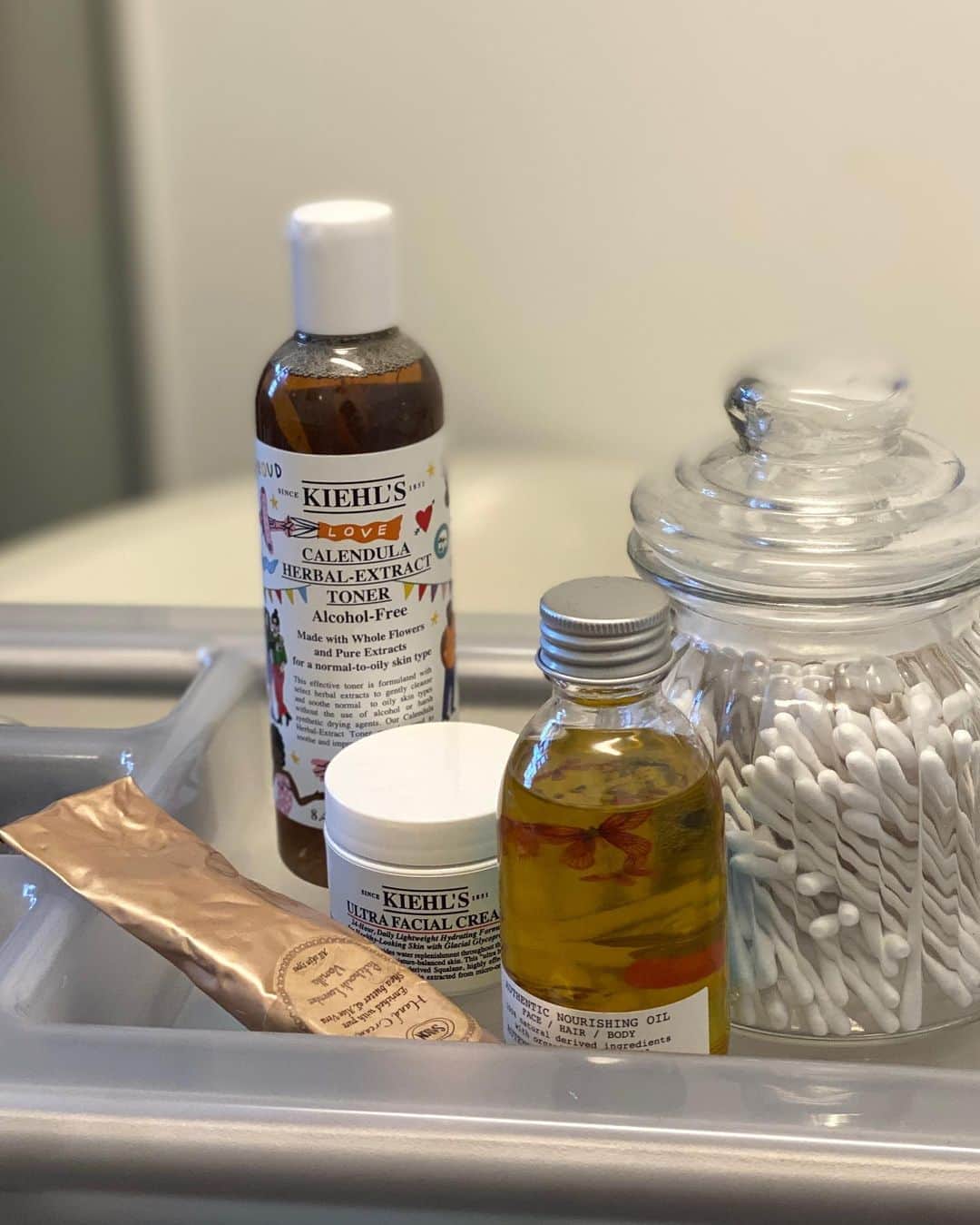 安部ニコルのインスタグラム：「私の美容グッズ。 キールズの化粧水とクリーム最近使い始めた🌿💕 サボンのハンドクリームは友達のえりちゃんに貰ったやつ！手潤う✨ありがとう🤗(だいぶ前に貰ったけど全然まだある！なかなか減らない！わら) ２枚目３枚目は同じみスーパーウェーブ！足の浮腫みとったり肩凝りとったりお腹とお尻筋トレしたり、お家でエステしてる🏋🏼‍♀️🧘🏻‍♀️  女の子にとって美容って大事だよね！！ 雑になった瞬間終わりが始まる気がするw 20代後半になってきたし、これからも積み重ねで自分磨きをおこたらないようにやっていこ🔥🔥🔥」