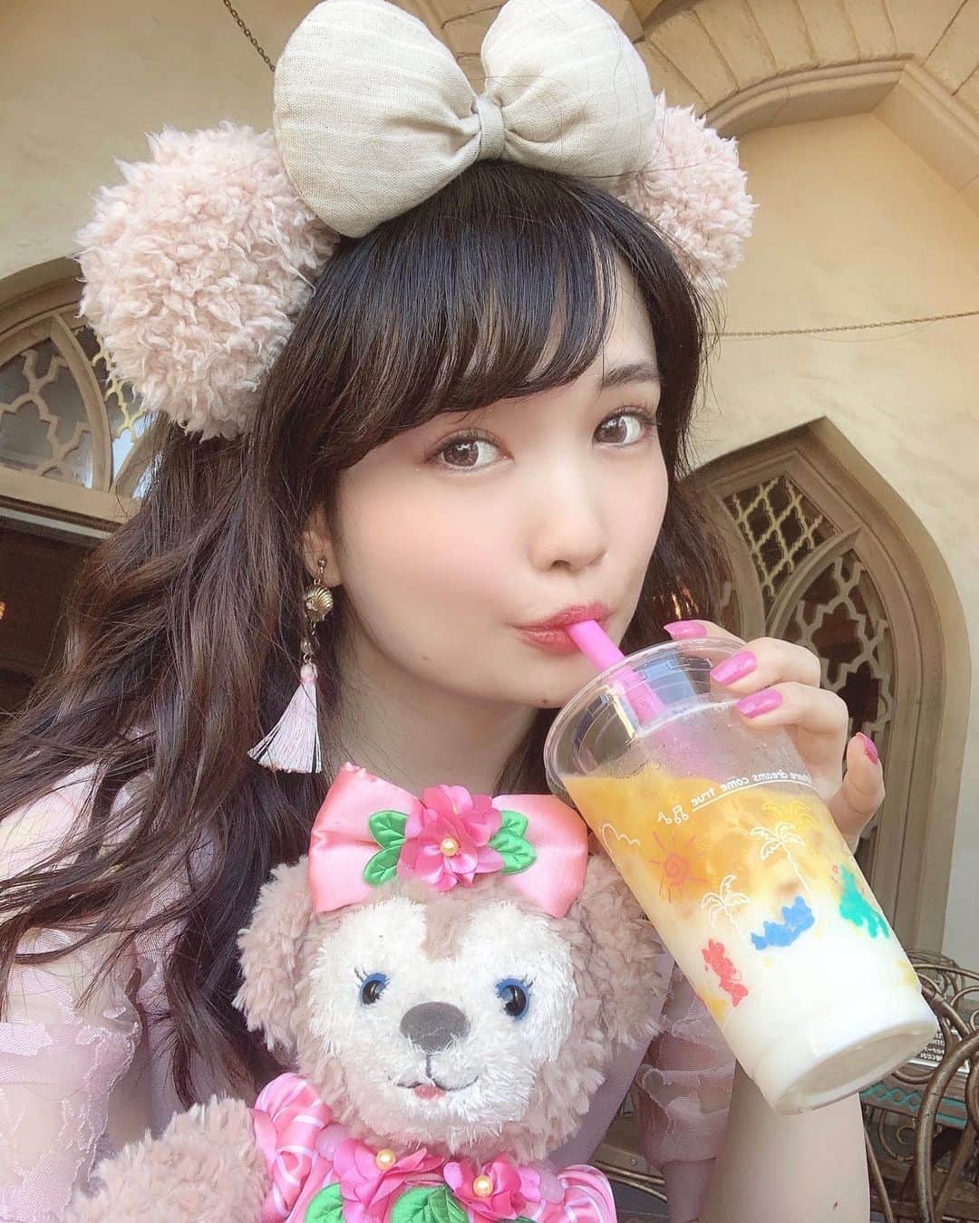 のインスタグラム：「🍹💕﻿ ﻿ ディズニー再開して﻿ 2日目に行ってきましたー！！﻿ ﻿ 大好きなディズニーシー❤️﻿ 約4ヶ月ぶり✨感激✨😭﻿ ﻿ 飲みたかった新しいドリンク、﻿ ラッシー(オレンジゼリー＆マンゴー)🍹﻿ ﻿ ラッシー好きだからこれハマる❤️﻿ ﻿ ﻿ るなちゃん(@runakumaa)に﻿ カチューシャとぬいぐるみ貸してもらって﻿ シェリーメイコーデ💓🧸🎀﻿ るなちゃんとのダフメイコーデ写真も﻿ また投稿します♬﻿ ﻿ ﻿ パーク全体的にすごくすいてて、﻿ カスバ・フードコートも﻿ 店内もテラス席もガラガラで、﻿ この時はテラス席を貸切状態でした✨﻿ ﻿ ご飯食べる時や飲み物飲む時だけ﻿ マスク外してたけど、﻿ パーク内ではずっとマスク着用！😷﻿ (ストーリーハイライト参照🎥)﻿ ﻿ ﻿ #シェリーメイバウンド#ディズニーシー#シェリーメイコーデ#ダッフィーフレンズ#シェリーメイ#tokyodisneyresort#tokyodisneysea#disneysea#shelliemay」