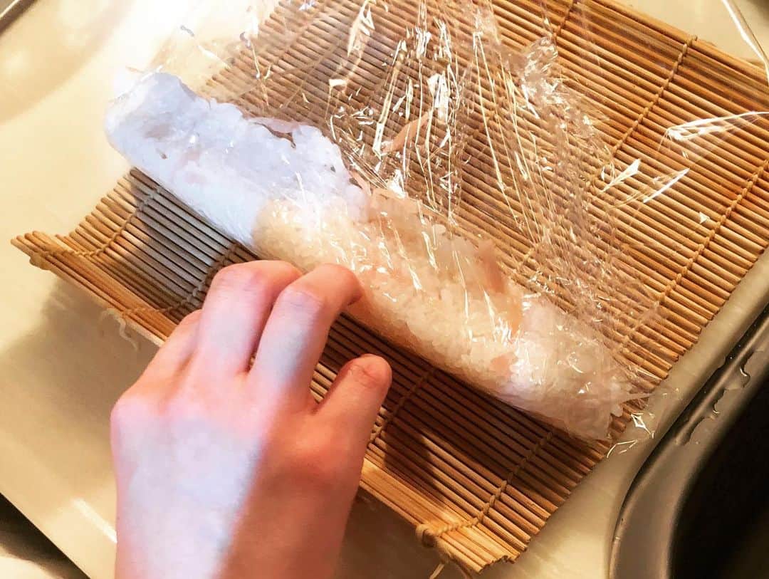 譜久村聖さんのインスタグラム写真 - (譜久村聖Instagram)「おうちで押し寿司🍣風  ごはんに千切りした岩下の新生姜を混ぜて巻きすで形を整えます  生姜飯の上に 紫蘇、具のサーモン、鯛、鯖を乗せもう1回巻きすで形付けます  サーモンの上には白ごま 鯛の上にはとろろ昆布をトッピング✨  気を付けた事は、巻きすで巻く時潰さないこと🙌🏻 包丁で切る時、崩れやすいので慎重に🔪  ちなみに柚子胡椒味のサバ缶は以前コンサートで青森に行った時のお土産💕  #押し寿司 #岩下の新生姜 #サーモン #鯛 #刺身 #紫蘇 #サバ缶 #八戸鯖缶 #青森 #38缶」7月5日 22時05分 - mizuki_fukumura.official