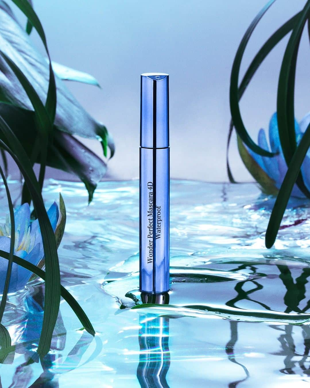 Clarins Españaさんのインスタグラム写真 - (Clarins EspañaInstagram)「[NUEVO] ¡Wonder Perfect Mascara 4D está de vuelta con una nueva fórmula impermeable! 💙  No solo resiste a todos los contratiempos del día a día, sino que también cuida tus pestañas gracias a la Cera de Loto Azul que forma una película protectora sobre ellas.  ¡Luce una mirada en 4 dimensiones a prueba de emociones!  #Mirada4D #APruebaDeEmociones #EmotionResistant #ClarinsMakeup」7月5日 22時00分 - clarinsespana