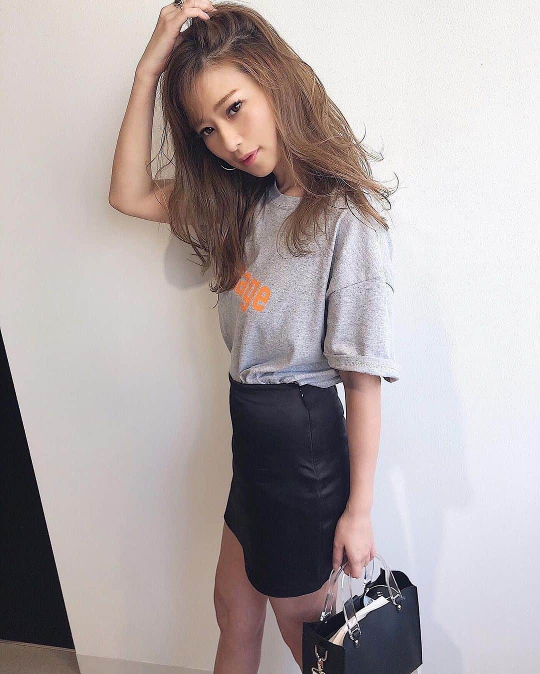 長谷川唯のインスタグラム：「・ ・ 　@urban._nagoya でトリートメントとカットしてきたよん🖤毛先を重くしてもらったよぉ👌🏻  ・ ・ 内装がまじ好きな空間だった😌✨私お店の居心地や内装がタイプだとずっと居たくなるやーつ🍃 @takumi6363 ありがとう🙏🏻✨  ・ ・ #ヘアーカット #hair #hairstyle #ヘアーアレンジ #nagoya #urbannagoya」