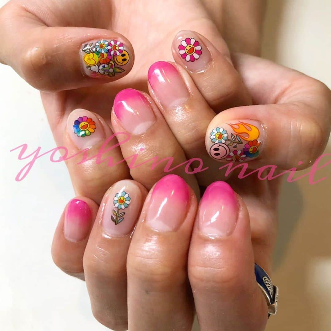 中川友里さんのインスタグラム写真 - (中川友里Instagram)「new nail💅 見て見て😍happyなネイルにしてもらったよ🌈足はネオンに手書き🙂☹️.❤️ @yoshino0826 ありがとう💕 原宿駅すぐのプライベートサロンだから安心☺️🌹 ・ 私のインスタ見たで、 ハンド¥7000⇨¥6500 フット¥6000⇨¥5500  (+tax) になりますっ👏 @yoshinonail0826 にDMしてみてね🙆‍♀️❤️ #よしのねいる #yoshinonail0826」7月5日 22時04分 - darayunya