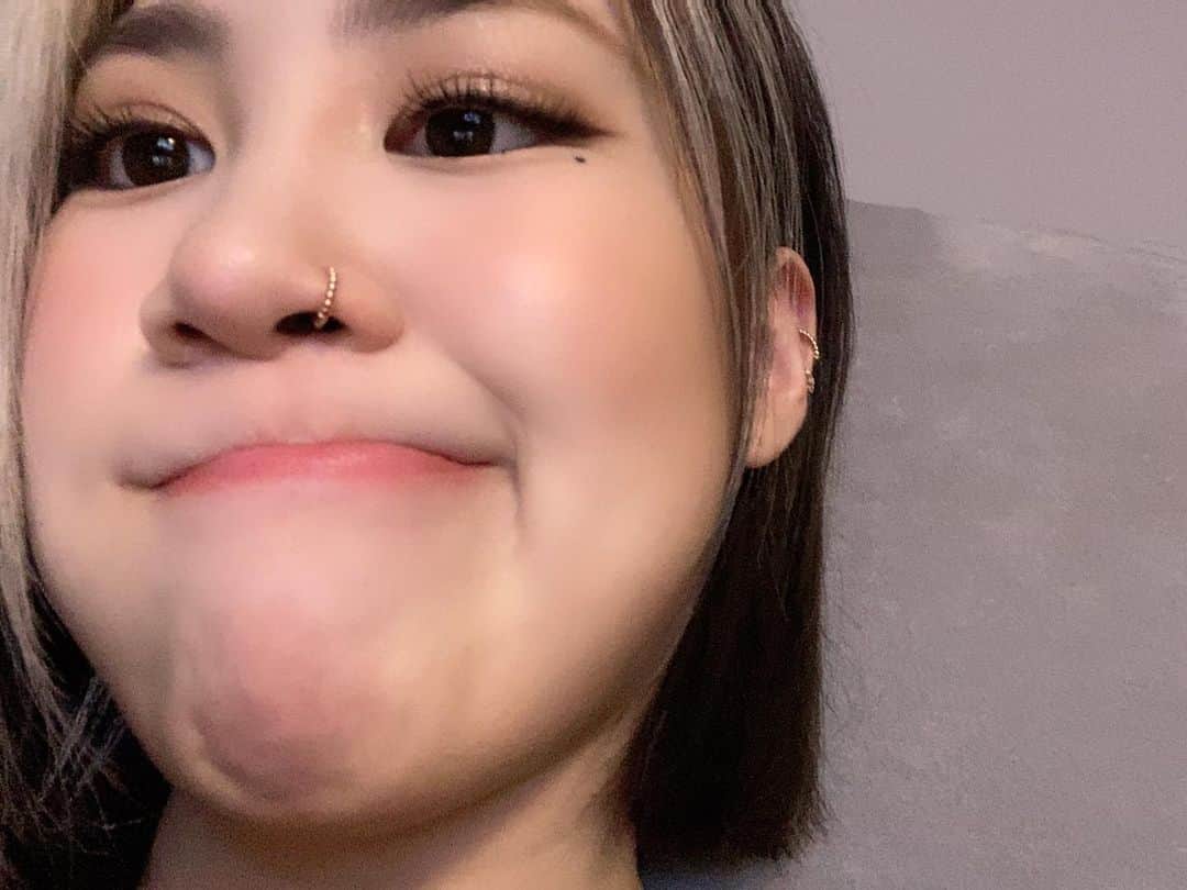 パク・ジミン のインスタグラム：「밥 먹으러 가야지이~」