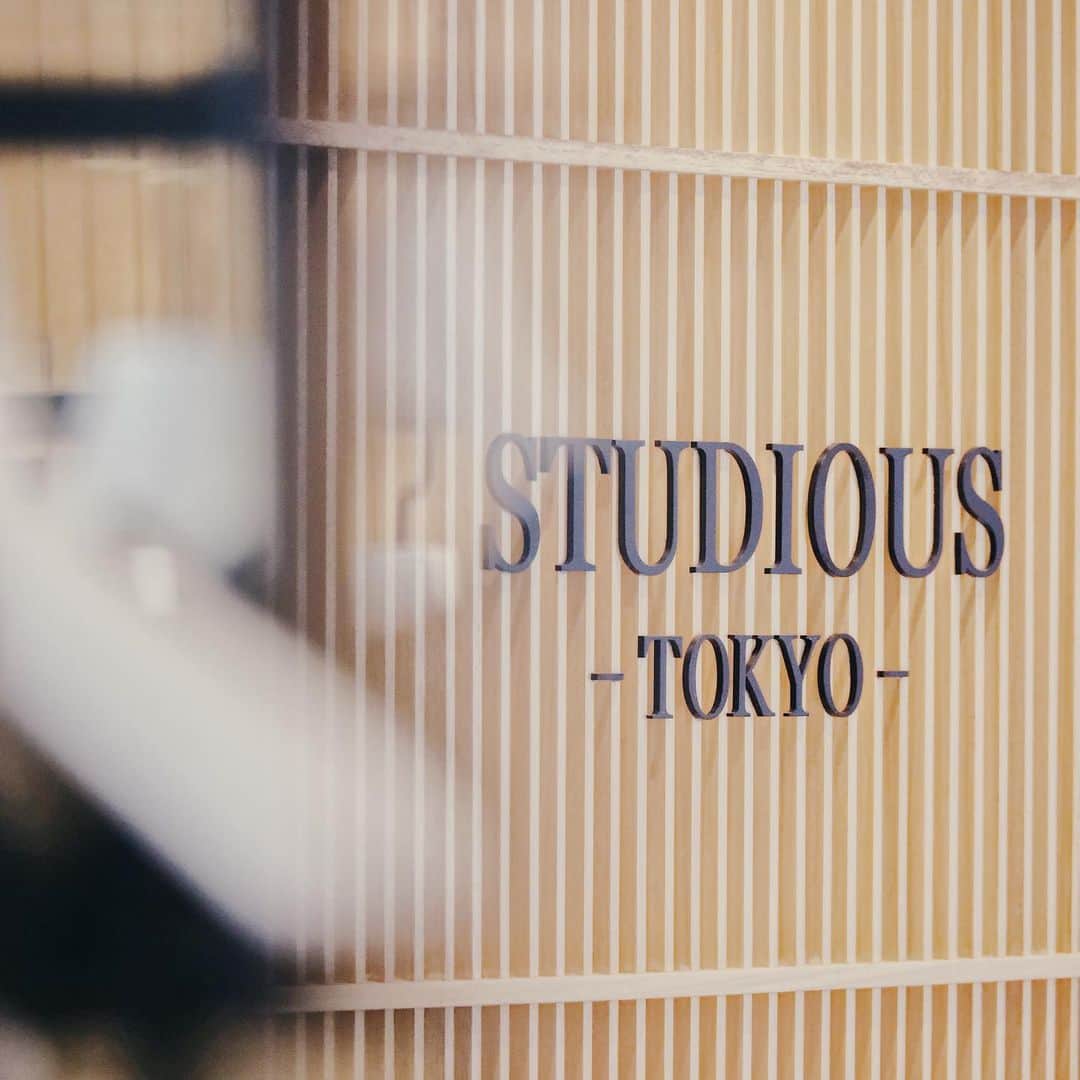 谷正人のインスタグラム：「今期は私がSTUDIOUS事業部長として、様々なチャレンジや改革を行なっています。 特にSTUDIOUSは会社最大規模の事業であり、売上や昨対比に縛られたり、古参社員も多く、よくも悪くも、今までの慣習や強みに縛られている傾向にあるので、必死に壊していってます。 このコロナにより、ある意味守るべきものはなくなったので、本質的かつ世界において、本当に存在意義のある事業にしていきます。もちろん、規模もさらにおいますよ。 #studious #studioustokyo」