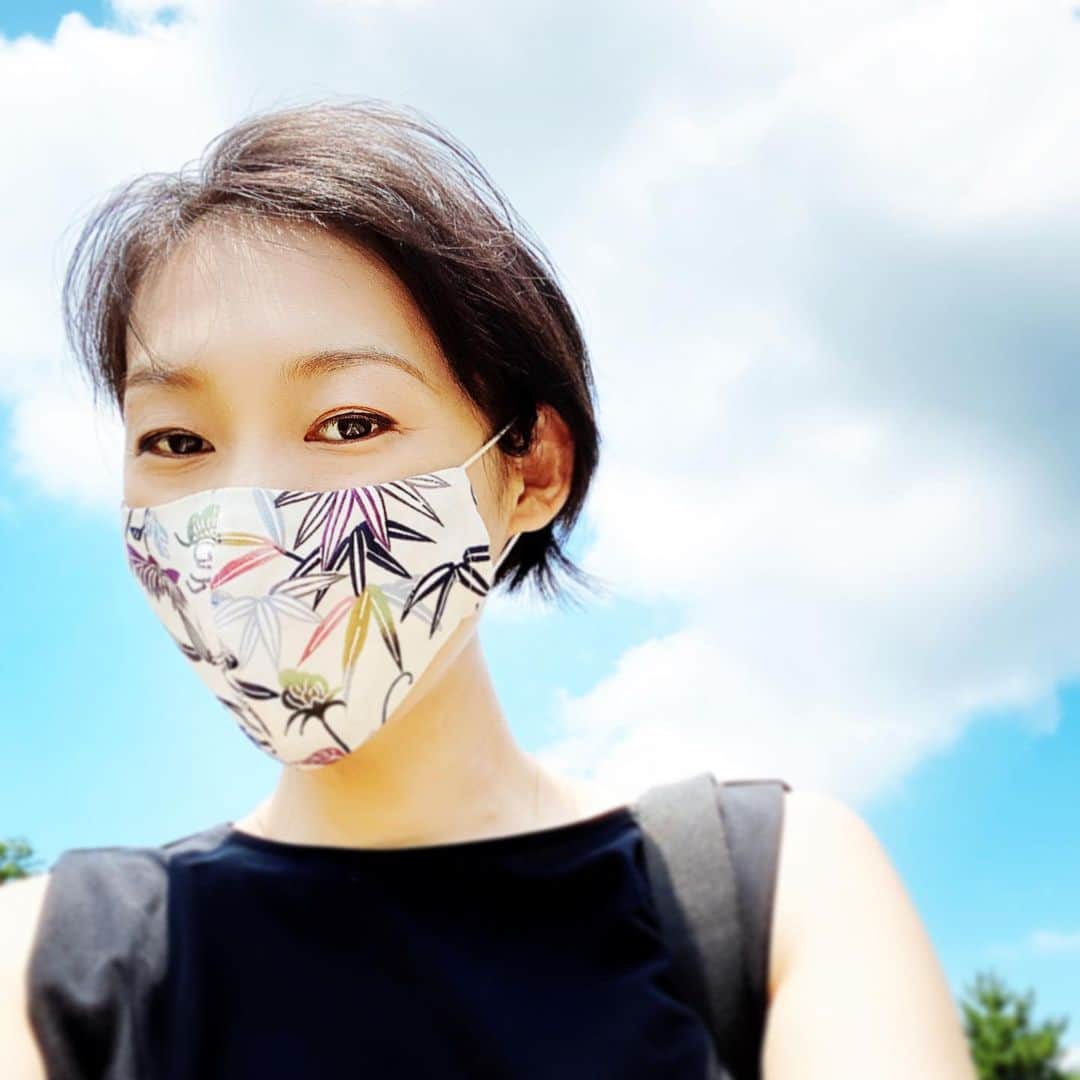 大島央照のインスタグラム：「父の墓参り。今の時期に決めないといけないことがあって行ってきました。今年で23回忌を迎えます。﻿ ﻿ 父がいる人生、いない人生。﻿ ﻿ もし生きてたら、自分の生き方は多少変わってただろうなって思う。﻿ ﻿ でも、いないことで、父の分まで生きる強さと、何事もあきらめない根性を得て、そして、健康で生きなきゃ何もできないってことを教わりました。 ﻿ 闘病生活を経て、ある日、急に亡くなった父から教わったこと！大切にしたいな！健康第一！！﻿😊  ﻿ #健康第一 #23回忌 #父 #お父さん #墓参り #墓決め #京都  #kyoto #義理のお母さまからいただいた #マスク #ありがとうございます #ヘアーセットがむずかしい、#都知事 #選挙でしたね ﻿#お疲れ様でした #明日からまた頑張ろう #staysafe  ﻿ ﻿」