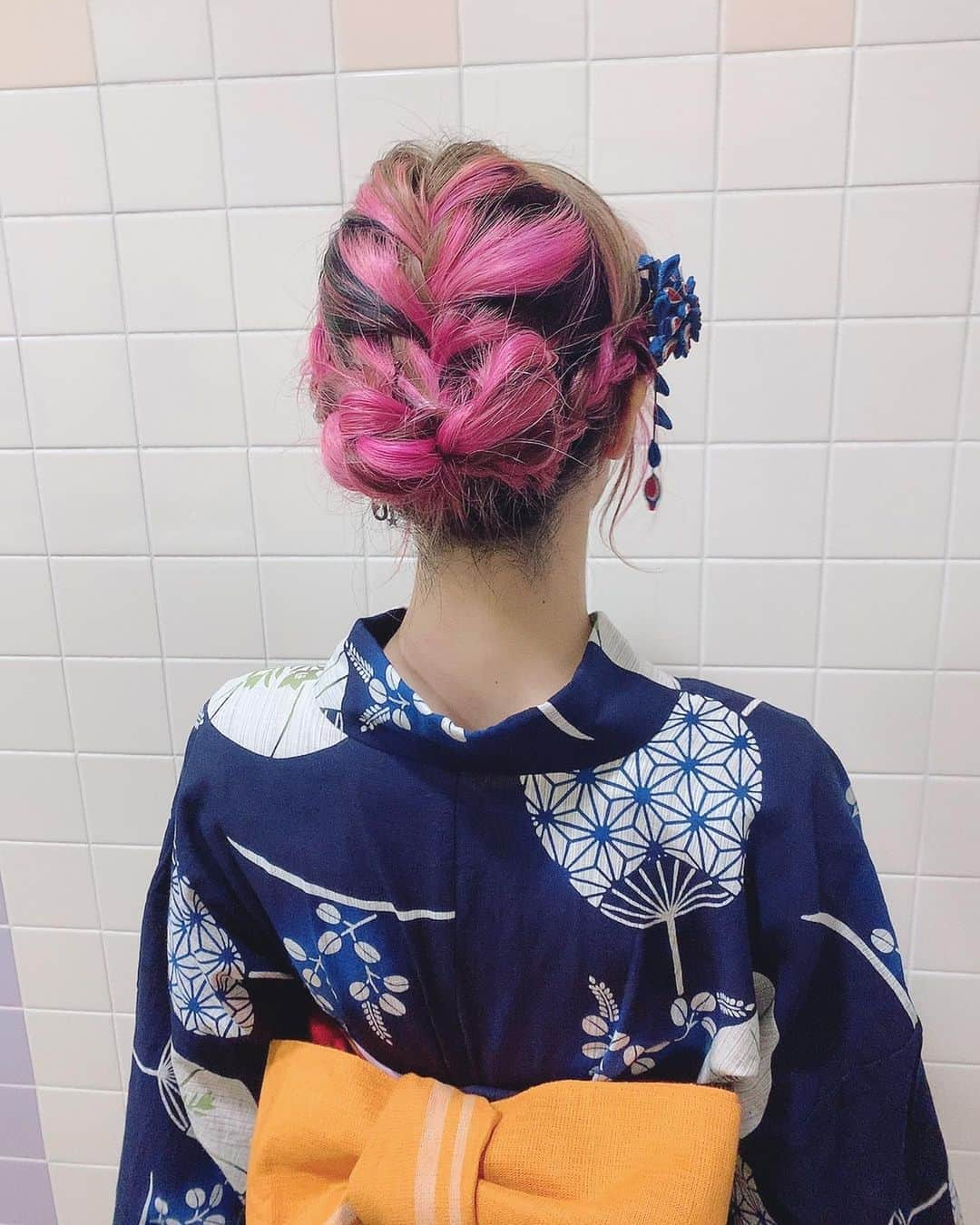 LiSAさんのインスタグラム写真 - (LiSAInstagram)「たばたさんの　#浴衣ヘアー　ホントすごいっ😳👘🌈帯に合わせて髪の毛もリボンみたいになってる🎀髪飾りのつまみ細工、色合いも大きさも細やかさもすごすぎる😳　 #たばたばへあー　#真似してねって言いたいけどこれは私も難しそうって分かる　　#今日は可愛い系で上の方でくくってるって言ってた　@tabatabamake #昨日自分でピンク足した　#浴衣」7月5日 22時24分 - xlisa_olivex