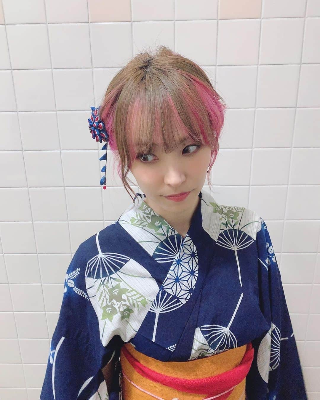 LiSAさんのインスタグラム写真 - (LiSAInstagram)「たばたさんの　#浴衣ヘアー　ホントすごいっ😳👘🌈帯に合わせて髪の毛もリボンみたいになってる🎀髪飾りのつまみ細工、色合いも大きさも細やかさもすごすぎる😳　 #たばたばへあー　#真似してねって言いたいけどこれは私も難しそうって分かる　　#今日は可愛い系で上の方でくくってるって言ってた　@tabatabamake #昨日自分でピンク足した　#浴衣」7月5日 22時24分 - xlisa_olivex