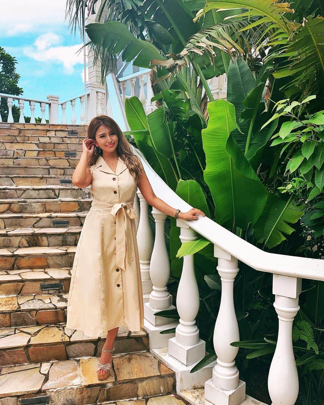 鈴木まりなのインスタグラム：「       サイドフリルが可愛いワンピース🌺 ☞ @delylenoir_official」