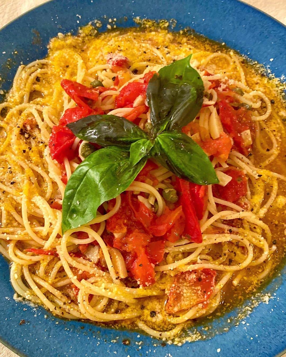 クボタマサヒコのインスタグラム：「🍝 いつもぜったい美味いやつ。  (レシピそのうちアップしますね)  #クボタ食堂 #パスタ #トマトソースパスタ #自炊 #うちごはん」