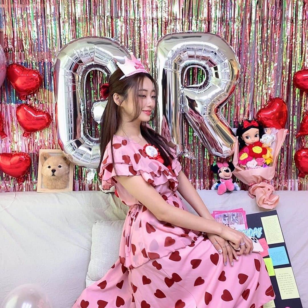 ギョンリ のインスタグラム：「12시면 사라지는 경리공쥬님....👠✨ 내년에 또 만나여.. 흑 (생일 파티준비 비하인드는 돌아오는 수요일! 경리생활 에서 봐요!)」