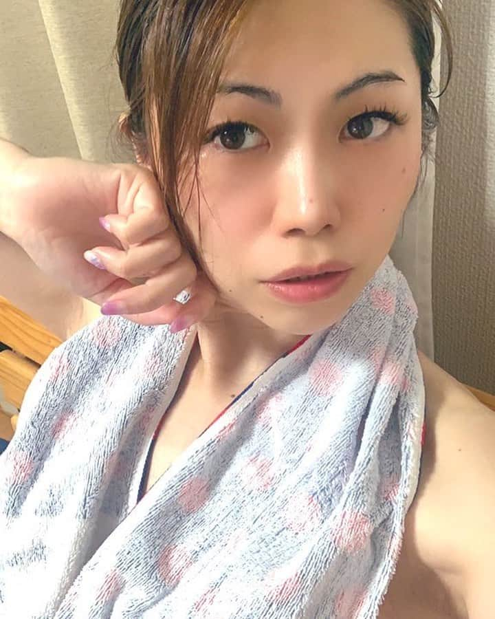 小林アナさんのインスタグラム写真 - (小林アナInstagram)「‪38歳  独身‬  ‪お風呂上がりの‬  ‪気怠い時間が‬  ‪たまらなく好き‬  ‪このまま寝たら怒っちゃう？‬  ‪#シリーズリア充女‬」7月5日 22時32分 - genkobiribiri