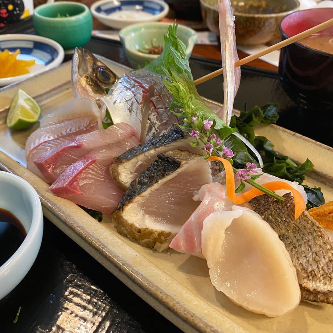 朋未のインスタグラム：「🚙淡路島旅行  #淡路島 #ひらまつ食堂 #淡路島グルメ #淡路島ランチ #awajishima #fishfood #seafood #刺身定食 #海鮮丼ランチ」