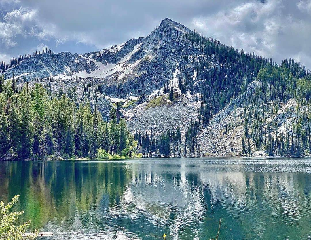 マイク・ヴォーゲルさんのインスタグラム写真 - (マイク・ヴォーゲルInstagram)「Just got back from God’s country.  Took the family to McCall, Idaho.  As difficult as quarantine has been for people, I think some good has come from it.  A lot of travel plans were ruined, but I think it’s forced us to explore the beauty in the areas of our countries that have always been there, right under our noses, but that we’ve never visited.  This was from a hike we did to a little alpine lake named Louie Lake.  Epic.  What are some secret places/trips you have discovered during these crazy times? #mccallidaho #godscountry #idahosucks #notreally」7月5日 22時27分 - realmikevogel