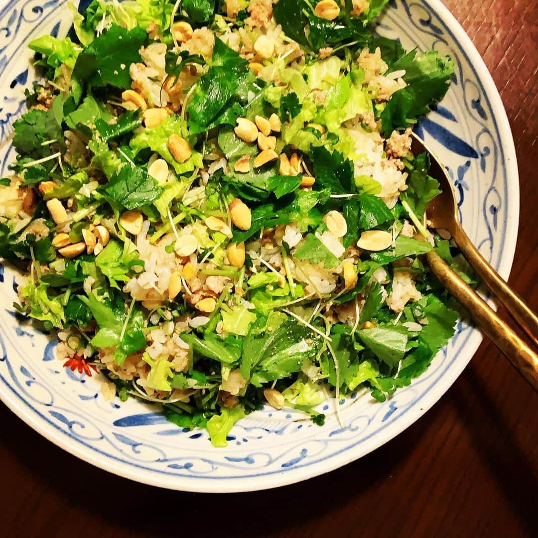 志摩有子さんのインスタグラム写真 - (志摩有子Instagram)「締めはキッチンの名物、混ぜ混ぜごはん。グリーンカレー風味のそぼろに刻んだハーブとピーナッツも。文字通り混ぜ混ぜ。お店と同じ味。いつ食べても美味しい。  #混ぜ混ぜごはん #テイクアウト日記 @kitchen.nishiazabu」7月5日 22時28分 - ariko418