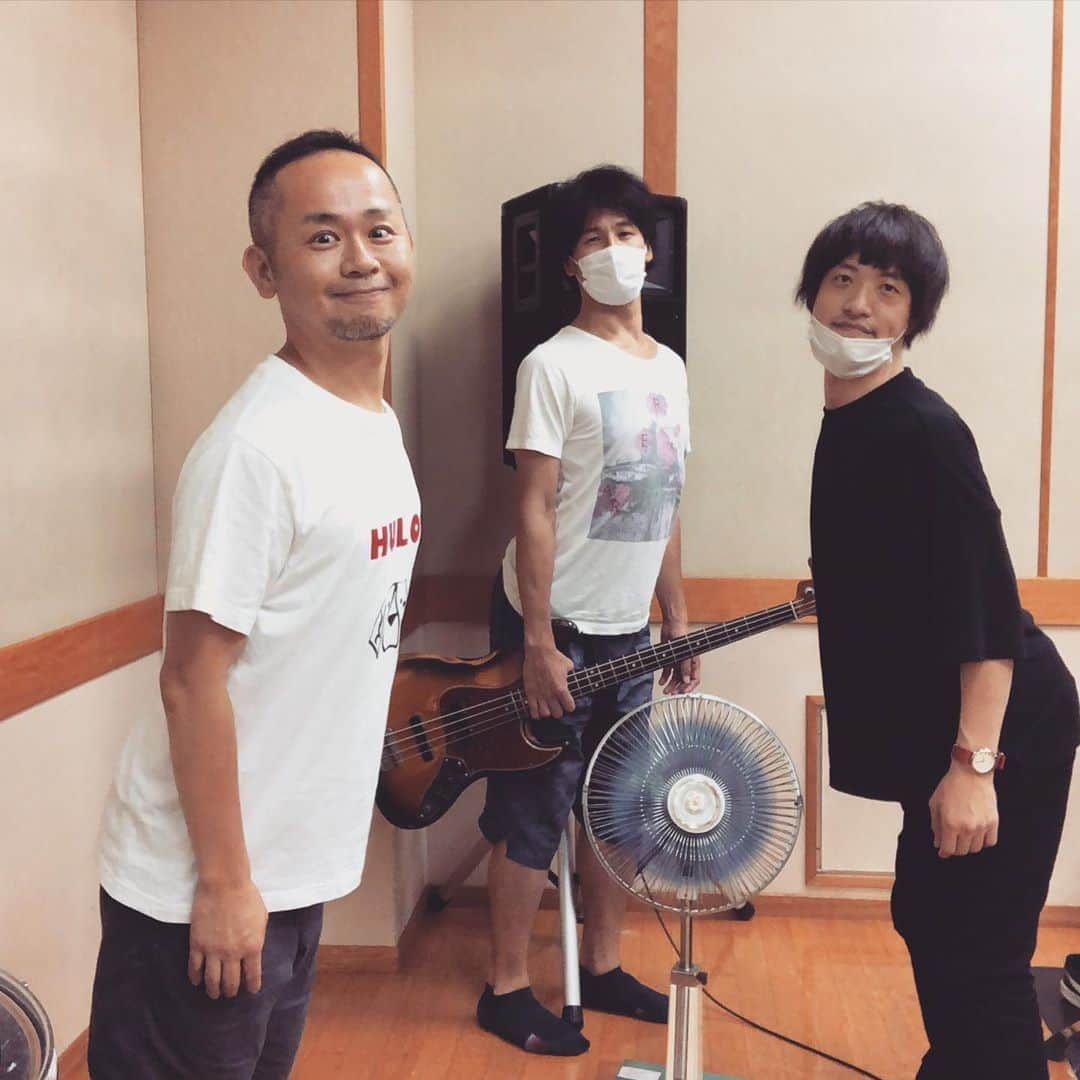 谷口崇さんのインスタグラム写真 - (谷口崇Instagram)「谷口トリオ崇リハーサル終了。昼夜公演あるから30曲はさらっとかないとダメだと思うんすよねーって、とんでもないことを岸田が言うから、とにかくたくさん曲を触った。へとへとです。へとへとすぎてよくわからないポーズ。  ありがたいことに、7/7の弾き語り七夕はソールドアウトいたしました。7/11のトリオ公演は、昼夜まだ残席ございます。よろしければお出かけください。  2020/7/11（土） 谷口トリオ崇七夕ライブ2020 出演：谷口崇、ミゲル、KISHI-YAN 会場：東京 新宿 SACT! （最大22席） 昼公演：open 14:00 start 14:30 夜公演：open 18:00 start 18:30 ¥3,500（1drink別） 2公演以上は割引チケットあり 詳細、ご予約はHPにて ‪http://taniguchitakashi.jimdo.com‬  #谷口トリオ崇 #谷口崇 #谷口崇高い声 #シンガーソングライター #新宿sact #七夕ライブ」7月5日 22時29分 - sweetbabytt