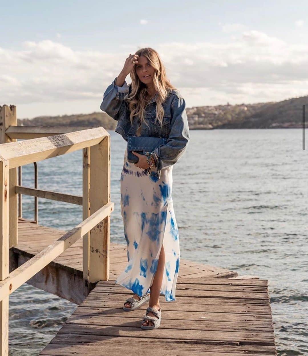 ダニジョーのインスタグラム：「Our kind of Sunday Blues 💙 @elle_ferguson in the bullseye slip and Love bracelet #dannijogirls」