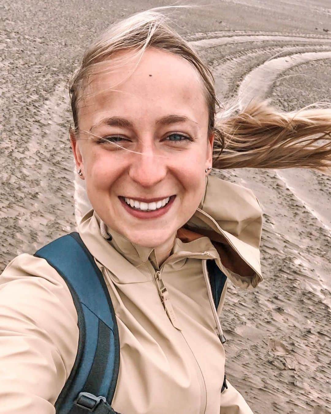 セレーナ・ピークのインスタグラム：「Summer in holland 🤩🌪💨🌬☂️🌫🌊 #summer #beach #stormyweather #sandscrub」