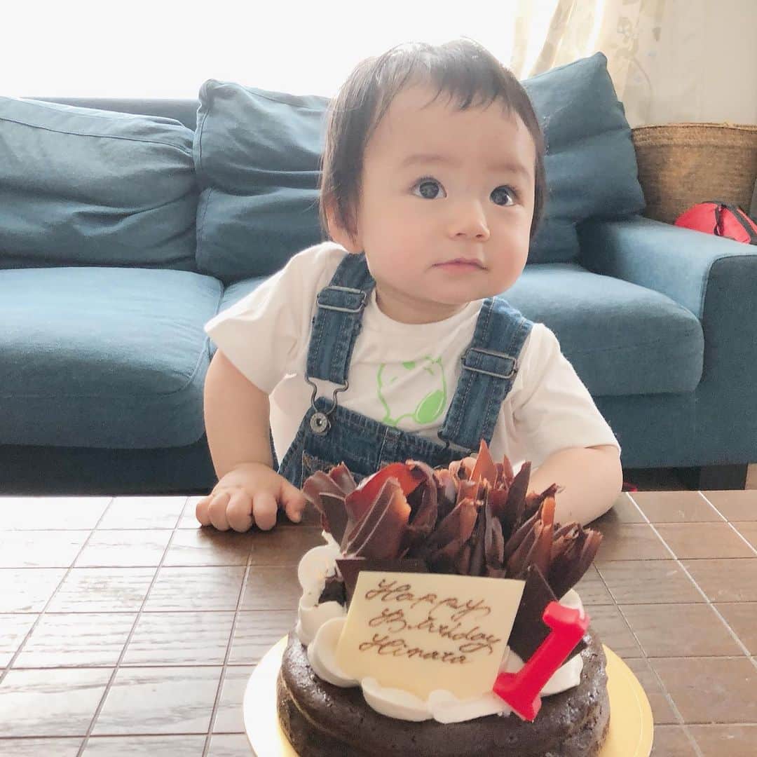 斉藤マリナ(さいまり) のインスタグラム：「1歳になりました🎂 . もう何書いてもポエムになっちゃうからあれなんですけど、とにかくかわいくて毎日泣きそうになっている。かわいすぎて涙出てくる笑 . とにかく健やかに育ってほしい。お誕生日おめでとう🥺 . 3枚目:ハーフバースデー 4枚目:生後1日 . 大きくなったね😭」