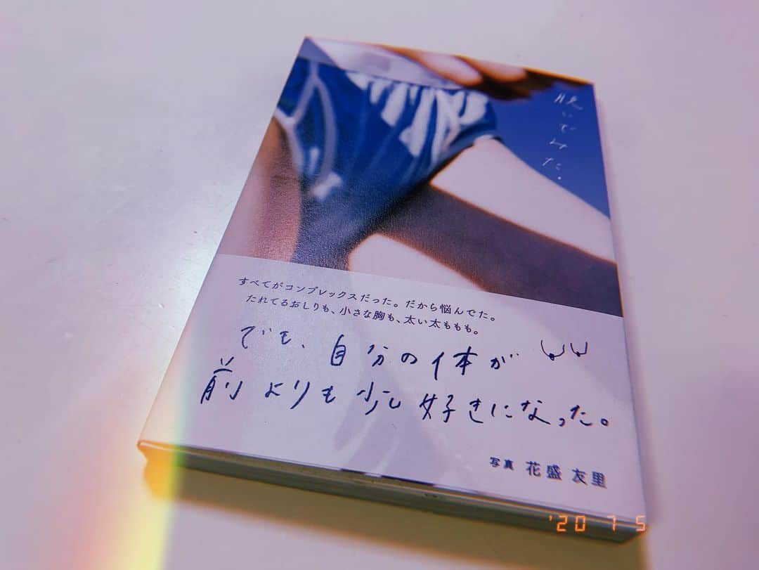 秋山ゆずきさんのインスタグラム写真 - (秋山ゆずきInstagram)「Love♡♡  脱いでみた。の写真集は レタッチをしてないんだって。 わたし普段けっこう、やんちゃだか 転んですりむいたり、朝起きて見知らぬアザができてたり 日常茶飯事でよく怒られるし レタッチお手数お掛けしてしまうことが多いのですが、、、  素ってとっても愛おしく感じた。  みんなそのままで美しいし とっても可愛い♡  女の子は女の子が好き‪‪☺︎‬  #脱いでみた #脱いでみた2 #寝起き女子 #花盛友里 さん」7月5日 22時37分 - yuzukiakiyama