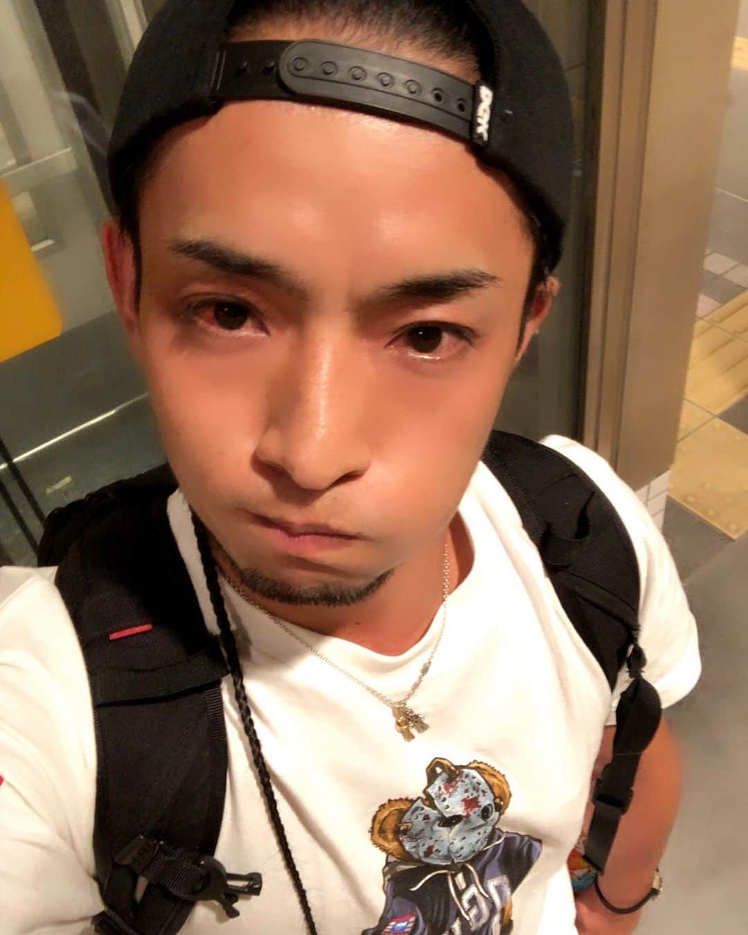 ジュンペイのインスタグラム：「. 久々に酔っ払ってるなぅ . 今日は朝一エステに行って代謝がUPしてて . お昼からパークで滑って代謝がUPしてて . 朝から何も食べてなくて空きっ腹で . ウイスキーとワインのちゃんぽんで . とりあえず、酔っ払って眠い . 乗り過ごさないよーにしなきゃ . って言ってる傍から寝てたw . 危ねぇー . .ねーねー、酔ってるよー🤣 . #酔っ払い #dgkids」