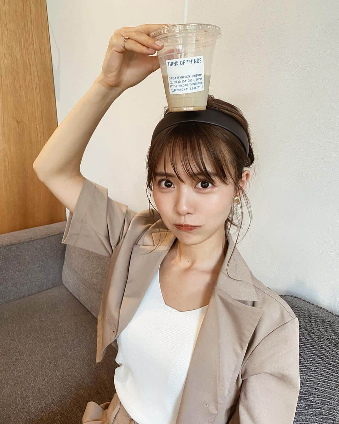 NittaSachikaさんのインスタグラム写真 - (NittaSachikaInstagram)「ソイラテ星人〜🥜﻿ ﻿ 調子に乗って落としそうなった🙀☕️💦﻿ ﻿ ﻿ やっとやっと、﻿ この日毎日メイクを撮ったから﻿ あと少々お待ち下さい☺️☺️💋﻿ ﻿ ﻿ ヘアアレンジはゆうじさん！﻿ 解説動画すっごくわかりやすい💡﻿ ﻿ ﻿ bracelet @_krm_official  headband﻿ @flowriri.official  ring @ete_official  ﻿ #soylatte #cafehopping #hairstyle」7月5日 22時38分 - chacch1