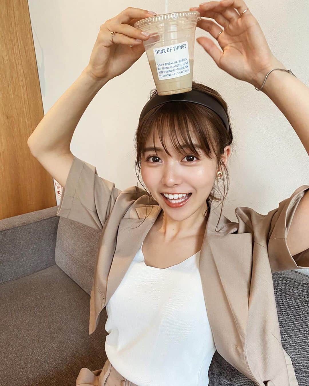 NittaSachikaさんのインスタグラム写真 - (NittaSachikaInstagram)「ソイラテ星人〜🥜﻿ ﻿ 調子に乗って落としそうなった🙀☕️💦﻿ ﻿ ﻿ やっとやっと、﻿ この日毎日メイクを撮ったから﻿ あと少々お待ち下さい☺️☺️💋﻿ ﻿ ﻿ ヘアアレンジはゆうじさん！﻿ 解説動画すっごくわかりやすい💡﻿ ﻿ ﻿ bracelet @_krm_official  headband﻿ @flowriri.official  ring @ete_official  ﻿ #soylatte #cafehopping #hairstyle」7月5日 22時38分 - chacch1