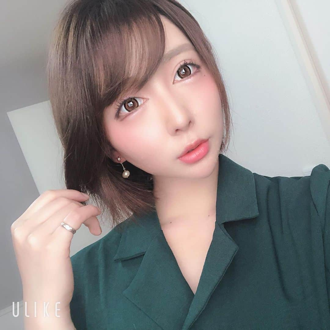 桃華ゆりあのインスタグラム：「前の写真なんだけどね… 指輪を人差し指と小指に付けてて 2回も無くして… 同じものを流石に3回目買う勇気がまだ私には無い…。😢  指が寂しいよ〜〜〜！！  #緑#オールインワン #指輪 #ピンキーリング#ハワジュ #BVLGARI#人差し指リング #どこ行った #最後に #見たのは #ディズニーシー #トイレ #泣いた #笑」