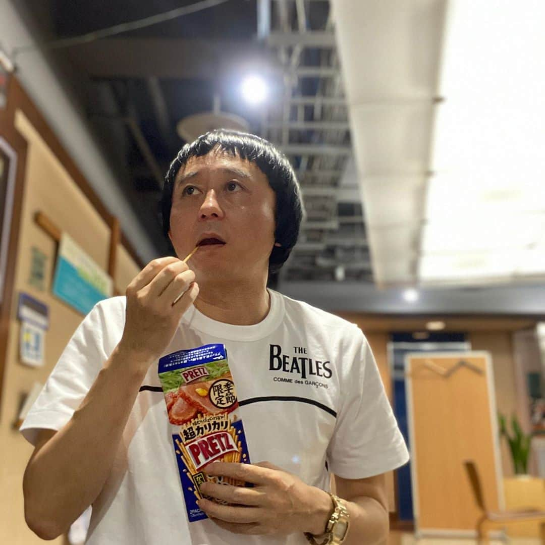 有吉弘行さんのインスタグラム写真 - (有吉弘行Instagram)「今日はラジオでしたー ラジオの時はお菓子食べます。」7月5日 22時50分 - ariyoshihiroiki