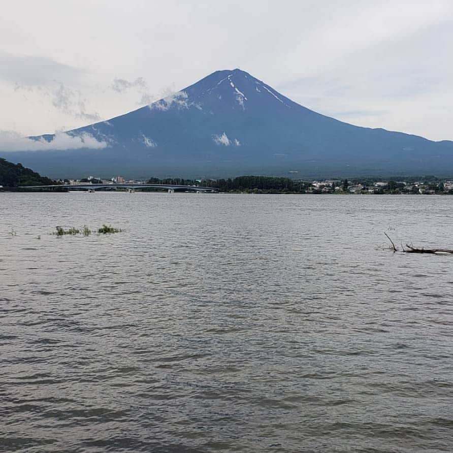 綾小路きみまろさんのインスタグラム写真 - (綾小路きみまろInstagram)「こんばんは。 綾小路きみまろです。  今朝の河口湖からの富士山🗻です。  九州南部豪雨で被害にあわれたみなさま 心よりお見舞い申し上げます。  ウィルス感染拡大も心配です。みなさまに安堵の日が戻ってくるように毎日富士山に祈っています。  明日が今日より良い日になりますように。  おやすみなさい😌🌃💤  #綾小路きみまろ #河口湖 #富士山 #きみまろ茶やからの富士山ビュー」7月5日 22時45分 - ayanokojikimimaro_official