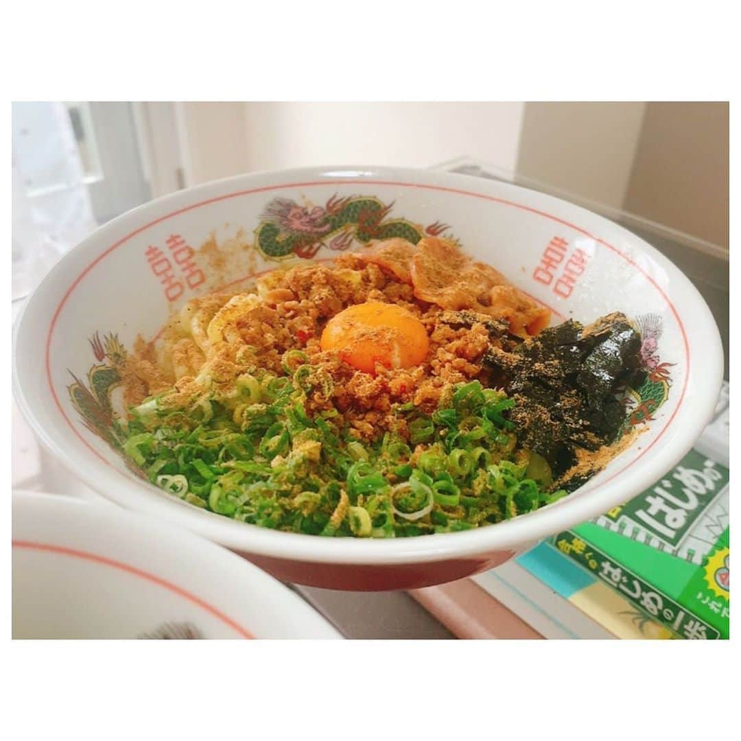 山口瑠璃さんのインスタグラム写真 - (山口瑠璃Instagram)「お家で油そば🍖🦐🐣 本当に美味しかったですん 通販あるみたいなので、みんなも頼んでみてほしい！お家でもクオリティ最高🏡 ゆずが狙ってますね、、🐈  #ぎん晴れ55 #冷やし油そば #台湾油そば #お取り寄せグルメ #お取り寄せラーメン #ラーメン通販 #油そば #名古屋名物 #pr」7月5日 22時47分 - chacha_ruri_