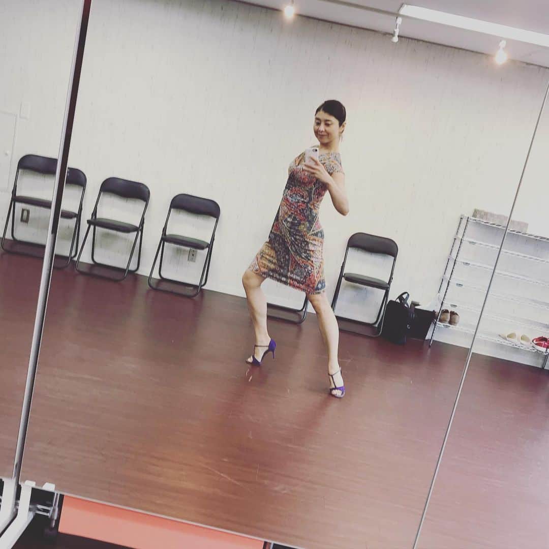 間々田佳子のインスタグラム：「昨日は タンゴ仲間のカクくんのスタジオを お借りしました！  築地のアトリエから1分 築地駅から30秒 便利なところにスタジオを構えてくださいました〜❤️ #tango #そう私はタンゴダンサー #表情筋研究家 #間々田佳子 #コアフェイストレーニング #顔の筋トレ #キッズスタジオ築地 #kaku #entrada」