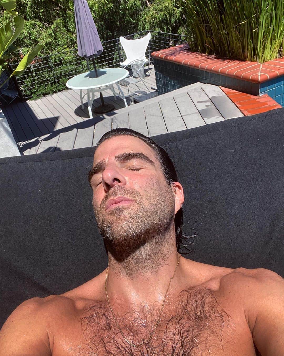 ザカリー・クイントのインスタグラム：「sometimes sun is the only solution...」