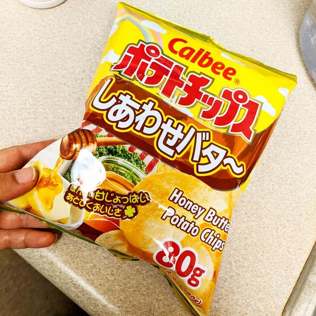 アマルのインスタグラム：「こっちのダイソーで売ってるこのポテトチップスうめー😍 おすすめ味ある?!多分こっちにないと思うけど、みんなのオススメ知りたい😍知りたがりババァ😁👍」